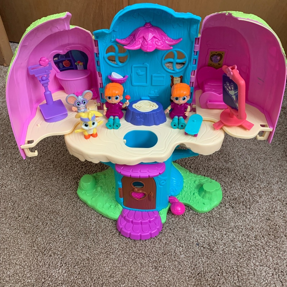 Vida the Vet Treehouse plays music